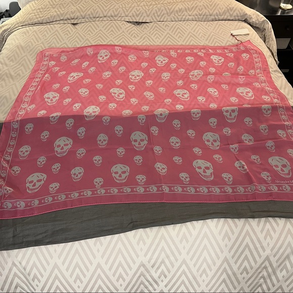 NWT Alexander McQueen Women’s Pink Silk Chiffon Skull-Print Scarf - Picture 2 of 4